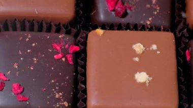 Dükkandaki lezzetli pastaları kapayın..