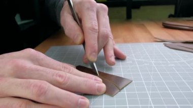 Tanner deriyi kesiyor..