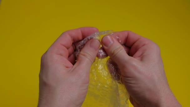 거품 포장에서 사람의 손 이 거품을 일으키고 있습니다. 선택적 집중, 가까이 서. — 비디오
