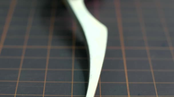 手工制造的边缘切割机略读工具 — 图库视频影像
