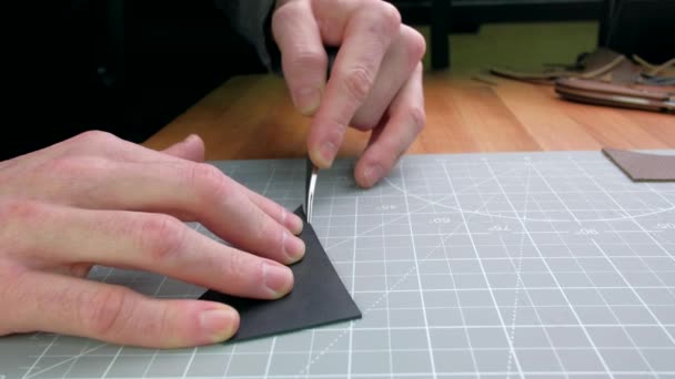 Hantverkare skär kanter av nya läder plånbok — Stockvideo