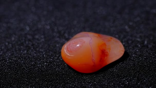 Rotação de pedras preciosas de aventurina vermelha. — Vídeo de Stock