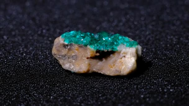 Dioptas kristall ädelsten mineral. — Stockvideo