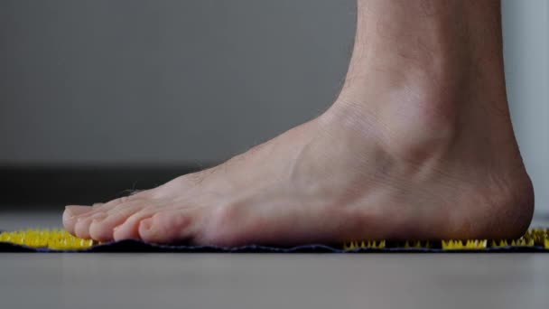 Mens fötter barfota på en massage matta. — Stockvideo