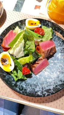 ton balığı, yumurta ve sebze salatası