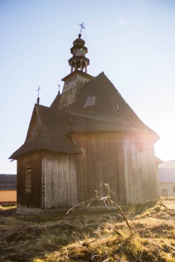 Günbatımı ve Dağlardaki Antik Ahşap Kilise