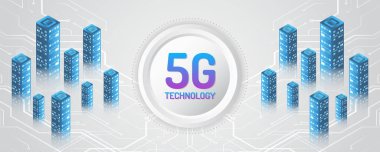 5G yüksek hızlı bilgi aktarım teknolojisi. Küresel kablosuz standart. Gri arka planda yüksek teknolojili iletişim çizimi. Sanal şehir basılı bir devre kartı ile birbirine bağlıdır