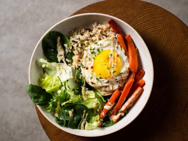 Kahvaltı salatası tabağı: kahverengi pirinç, havuç, yumurta