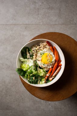 Kahvaltı salatası tabağı: kahverengi pirinç, havuç, yumurta