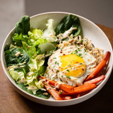 Kahvaltı salatası tabağı: kahverengi pirinç, havuç, yumurta