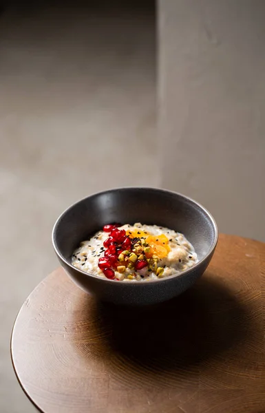 Desayuno Saludable Gachas Avena Con Tahini Dulce Pistacho Albaricoques Secos — Foto de Stock