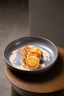 Süzme peynirli krep, havyarlı krema sosu, somon ve yeşillik. )