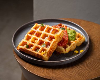 Guacamole, domates ve şuruplu Belçika peynirli waffle 'lar.
