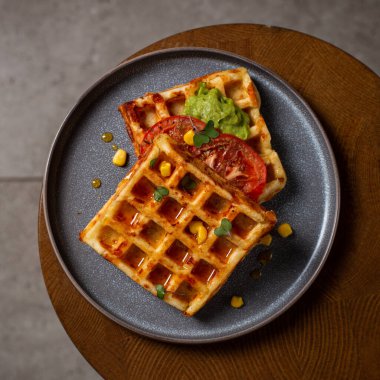 Guacamole, domates ve şuruplu Belçika peynirli waffle 'lar.