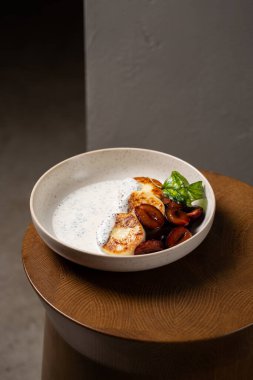 Haşhaş tohumlu ve fesleğenli süzme peynir, karamel krep sosu, taze karamelize erik (şurup) )