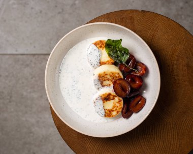 Haşhaş tohumlu ve fesleğenli süzme peynir, karamel krep sosu, taze karamelize erik (şurup) )