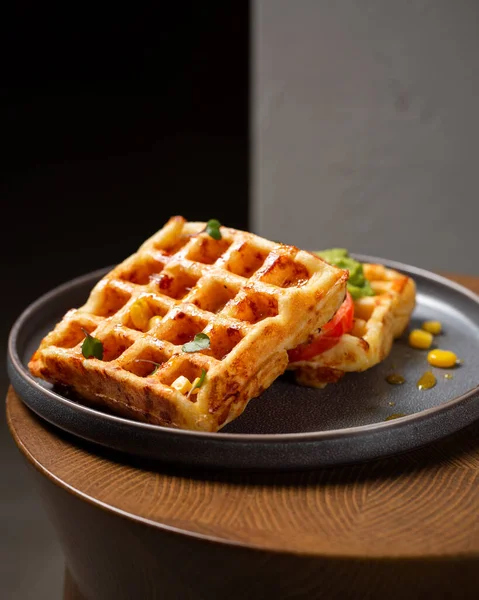 Guacamole, domates ve şuruplu Belçika peynirli waffle 'lar.