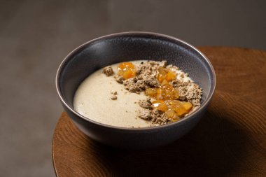 Lezzetli irmik pudingi (yulaf lapası) ve limon reçeli