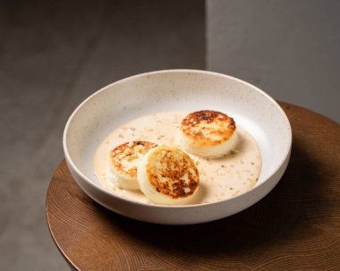 Süzme peynirli krep ya da karamel soslu ve fındıklı şurup. Karamsar ve karamsar sağlıklı kahvaltıyı hesaba kat. Makro ve seçici odak resmi.