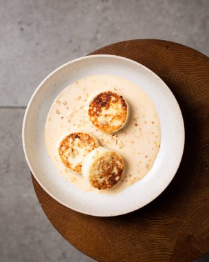 Süzme peynirli krep ya da karamel soslu ve fındıklı şurup. Karamsar ve karamsar sağlıklı kahvaltıyı hesaba kat. Makro ve seçici odak resmi.