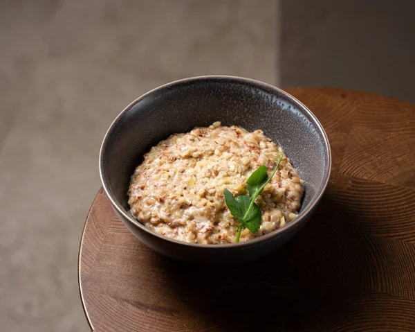 Tahta arka planda peynirli karabuğday lapası. Sağlıklı beslenme için glütensiz antik tahıl. Üst Manzara. Boşluğu kopyala.