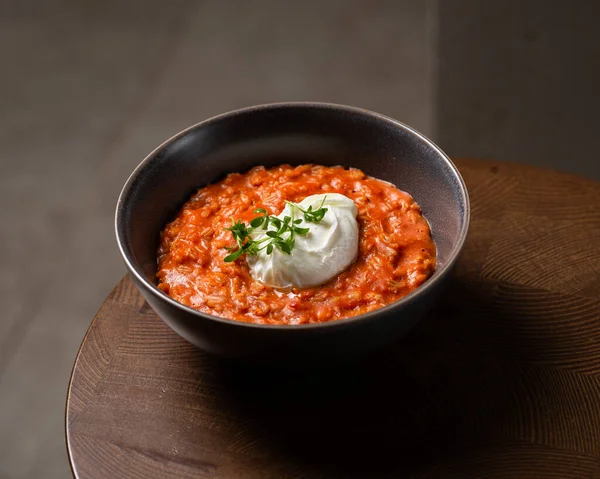 Kızarmış yumurta ve domatesli yulaf ezmeli kahvaltı. Sağlıklı dengeli yiyecekler