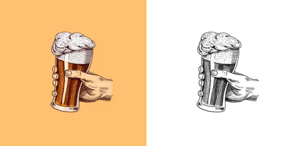 Ölglas, mugg eller flaska oktoberfest. Graverad i bläckhanden ritad i gammal skiss och vintage stil för webben, inbjudan till fest eller pub meny. design element isolerad på vit bakgrund. — Stock vektor