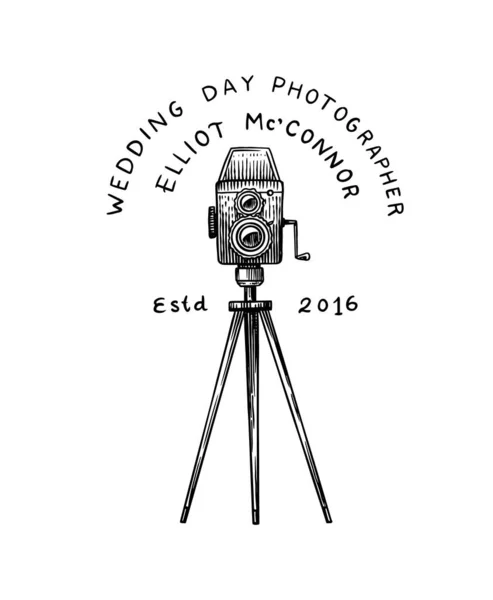 Câmara fotográfica para o feriado. Emblema de fotógrafo de casamento ou logotipo. Modelo para estúdio, loja vintage ou loja. Esboço desenhado à mão para cartão postal, banner em estilo minimalista simples. — Vetor de Stock