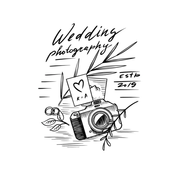 Badge of logo van de huwelijksfotograaf. Fotocamera en planten of bloemen en verlovingsringen voor de vakantie. Sjabloon voor studiowinkel. Handgetekende schets voor banner in eenvoudige minimalistische stijl. — Stockvector