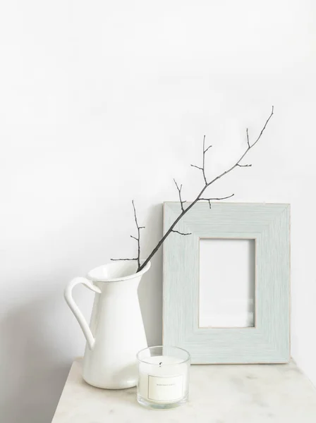 흰색은 여전히 있습니다 프레임 대리석 테이블에 흉내를 가지로 찔러라 스칸디나비아 — 스톡 사진