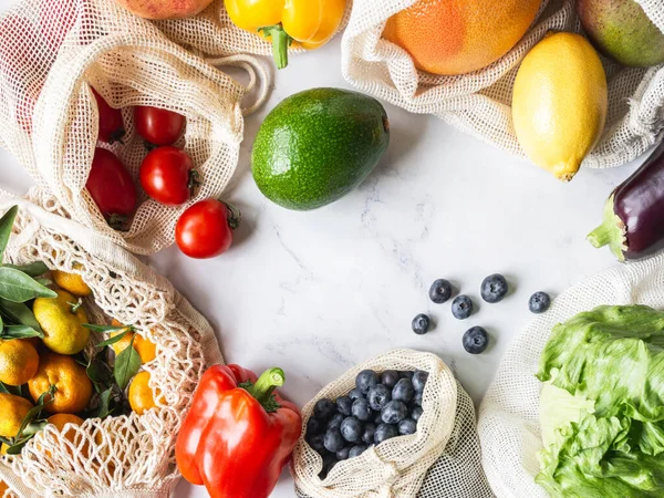 Φρέσκα Λαχανικά Και Φρούτα Οικολογικά Βαμβακερά Σακουλάκια Στο Τραπέζι Της — Φωτογραφία Αρχείου