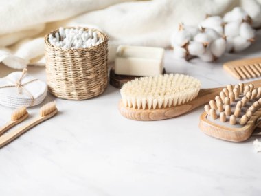 Sıfır atık banyo aksesuarı. Ahşap fırça, sabun, diş fırçası, mermer zeminde pamuk havlu. Bedava plastik konsept. Çevre dostu ev bakımı. Ön manzara. Boşluğu kopyala