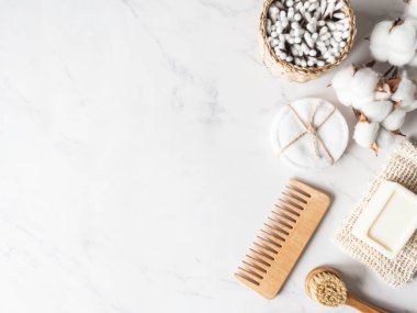 Sıfır atık banyo aksesuarı. Ahşap fırça, sabun, diş fırçası, mermer zeminde pamuk havlu. Bedava plastik konsept. Çevre dostu ev bakımı. Üst Manzara. Boşluğu kopyala