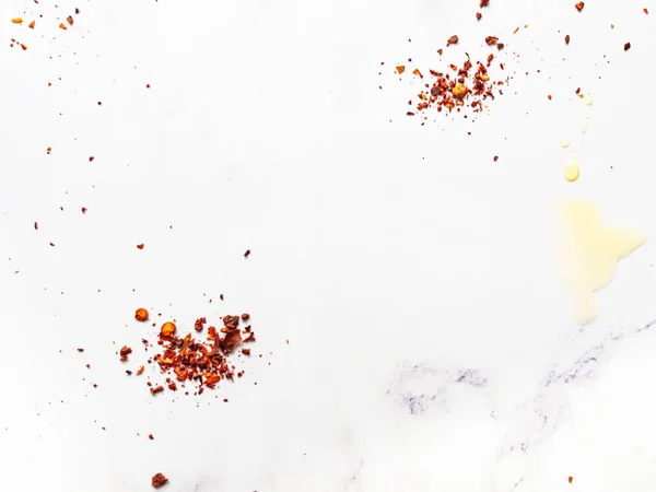 Příprava Salátových Dresinků Pozadí Suché Chilli Koření Olej Bílém Mramorovém — Stock fotografie
