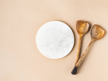 Ruhani temizlik için malzemeler, adaçayı, palo santo tütsü çubukları ve gri arka planda kuvars kristali. Üst Manzara. Pankart