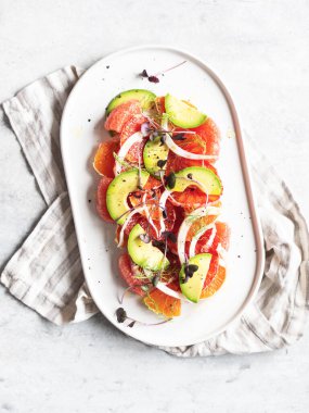 Citrus, avokado ve soslu rezene salatası ve mor lahanalar. Üst görünüm