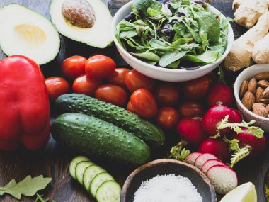 Yemek pişirmek için çeşitli sebzeler. Diyet ya da vejetaryen gıda konsepti. Sağlıklı sebzeler yemek geçmişi. Ön görünüm