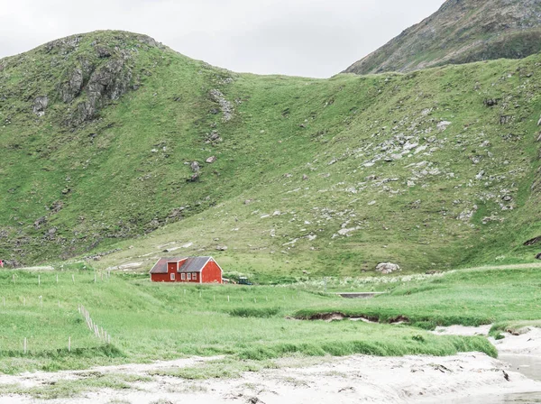 Casa Tradicional Madera Roja Noruega Rodeada Montañas Casa Segregada Paisaje — Foto de Stock