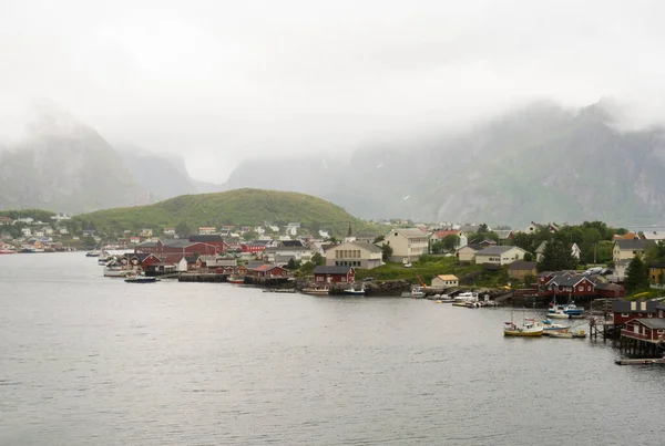 Casa Tradicional Noruega Roja Costa Fortificada Por Montones Paisaje Noruega — Foto de Stock