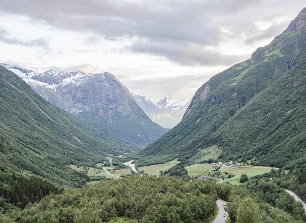 Norweski Krajobraz Zieloną Doliną Między Górami Śniegiem Szczyty Widok Fiord — Zdjęcie stockowe