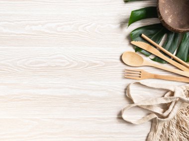 Eko tarzı yemek pişirme. Ahşap mutfak aletleri ve rattan bir kase..