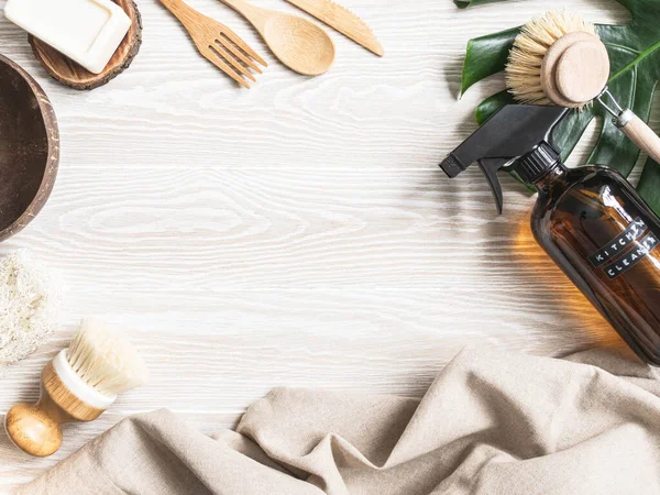 Mutfak konsepti sıfır. Çevresel yaşam tarzı için ahşap beyaz masa üzerinde çeşitli ekolojik öğelerden düz çerçeve. Üst Manzara. Boşluğu kopyala