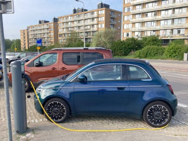 Kijkduin, Hollanda - 7 Mayıs 2022: Hollanda 'daki fişten sorumlu Fiat 500