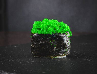 Sake maki sushi - taze somon ve içine salatalık ile rulo. Somon havyar ile tepesinde