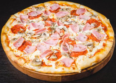 Koyu arkaplanda İtalyan pizzası