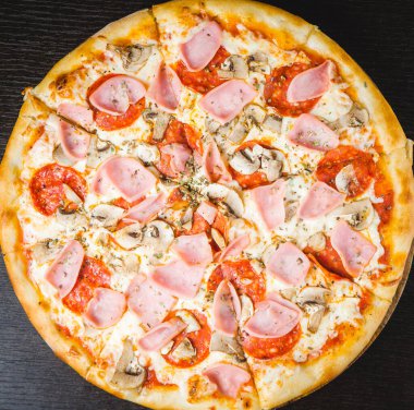 Koyu arkaplanda İtalyan pizzası