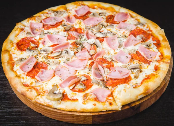 Koyu arkaplanda İtalyan pizzası