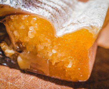 Avrupa eritilmiş (Latince: Pleuronectes platessa) kafası beyaz arka planda izole edilmiş olarak kurutulmuştur. Yiyecek bira için lezzetli bir atıştırmalıktır..