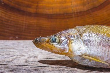 Taze çiğ gümüş balık tavada kızartılmış.