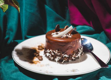 Çikolatalı kek, cevizli ve erimiş çikolatalı kek.